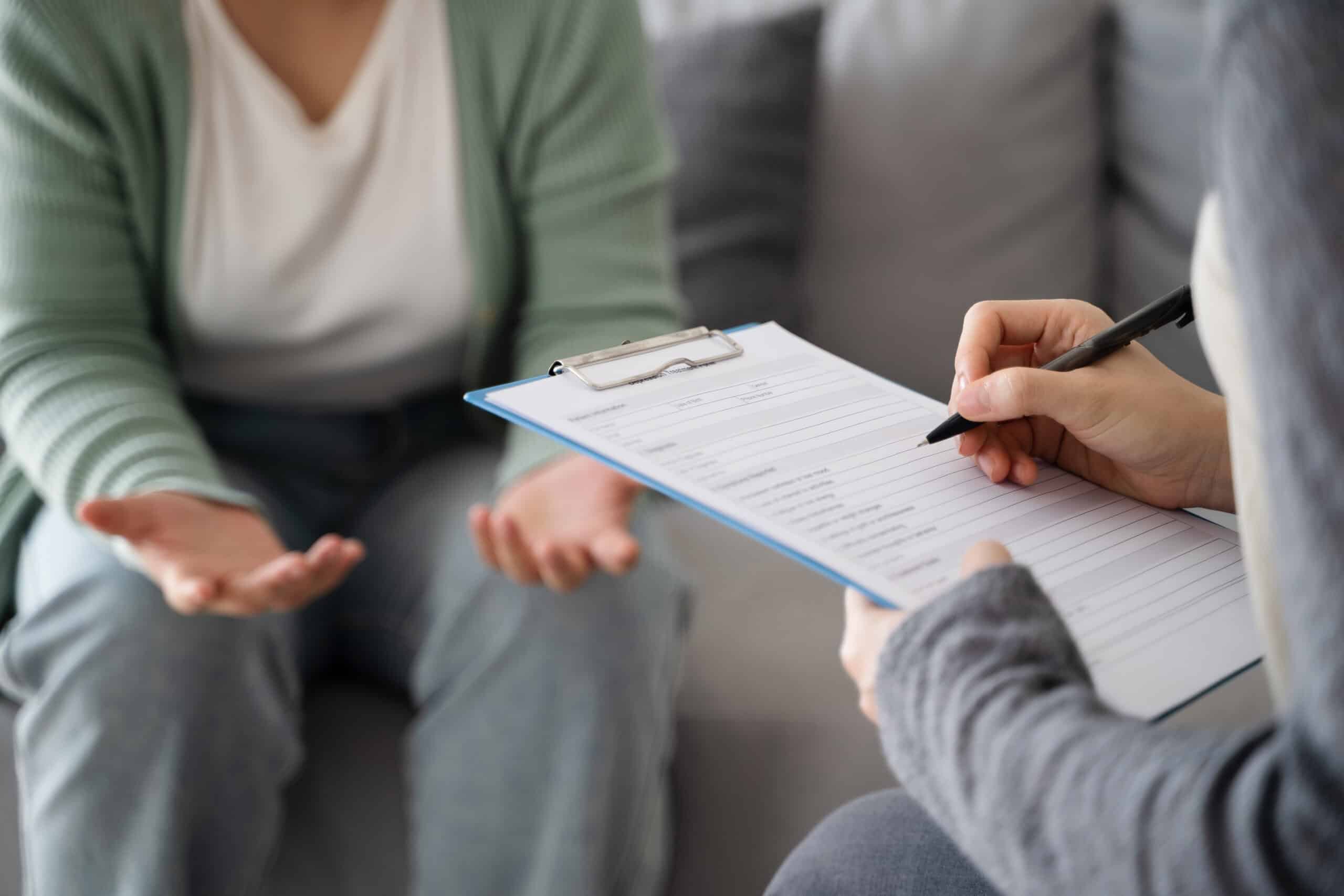 Početna psychologist doctor examine and listen and talking to patient with depression, anxiety
